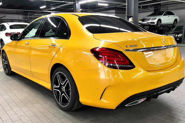 Xe được sơn lại theo yêu cầu của khách. Màu sơn vàng này vốn không có trong bảng màu sơn ngoại thất tiêu chuẩn của phiên bản Mercedes-Benz C300 AMG, nó bao gồm: Trắng, Đen, Xanh (Cavansite) và Đỏ. Nhờ được sơn mới từ trong hãng, nên khâu quan trọng là tháo lắp để sơn mới sẽ được đảm bảo tối đa, khi tay nghề của thợ hãng đã được đào tạo kỹ lưỡng để thực hiện trên xe hãng lúc nào cũng cao hơn so với bên ngoài.