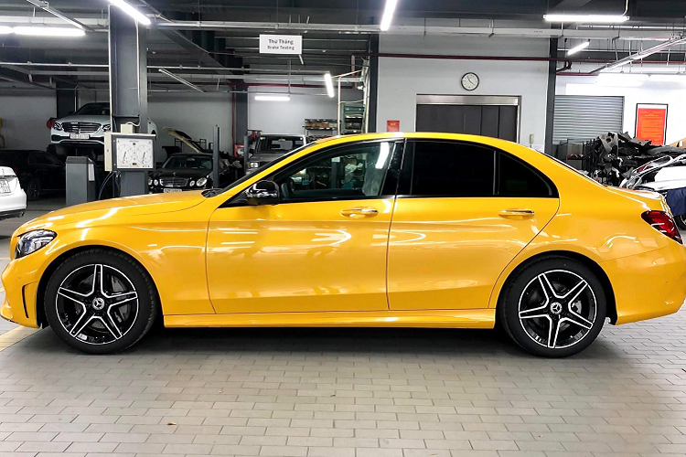 Không chỉ riêng về màu sơn, nhiều khách Việt sử dụng xe sang Mercedes-Benz còn rất e dè khi sử dụng xe, đã có nhiều trường hợp xe gặp sự cố trên đường bị xịt lốp hay nổ lốp, chủ xe còn không dám rớt bánh dự phòng xuống để thay thế, vì sợ sau này bán mất giá?!?