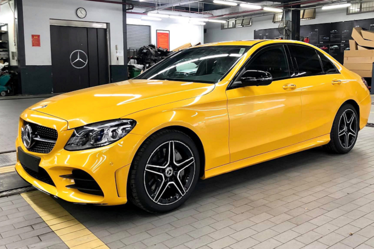 Chiếc Mercedes-Benz C300 AMG mới được sơn lại màu vàng (Yellow Solarbeam Tricoat 278), màu sơn này giống với màu sơn của mẫu xe thể thao Mercedes-AMG GTS. Theo Anh Vĩnh Nam chia sẻ: “Màu này nhìn bên ngoài đẹp hơn xem trên ảnh do có ánh kim metalic chìm dưới lớp sơn trông rất đẹp, màu sơn này thuộc nhóm màu đắt nhất của các dòng xe thể thao AMG”. Được biết chi phí sơn lại màu sơn mới trong hãng tương tự như màu sơn này rơi vào khoảng từ 40 – 50 triệu đồng.