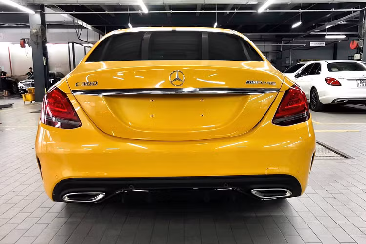 Ngoài màu sơn vàng (Yellow Solarbeam) độc đáo này, khách hàng Việt khi mua xe Mercedes-Benz còn có thể lựa chọn nhiều màu sơn khác để sơn lại, nhằm đáp ứng cho sở thích như một số màu độc của Mercedes-AMG, hay màu của G-Class như: Xanh Olive (Yellow Olive Magno), Đen (Night Black Magno), Đỏ (Rubellite Red), Xanh (Brilliant Blue Metallic), Bạc (Mojave Silver), Xanh Lá (Emerald Green), thậm chí là các màu sơn của xe BMW nếu muốn, việc này tay nghề của thợ tại hãng ở Việt Nam hoàn toàn có thể đáp ứng được.