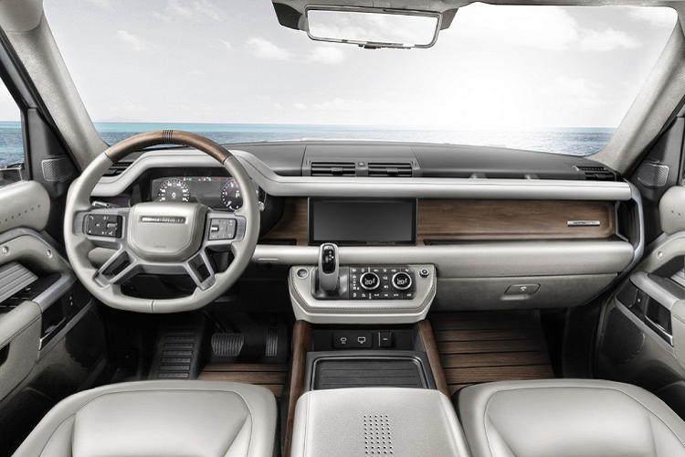 Khoang lái của Defender Yachting được thay mới bằng vật liệu nội thất sang trọng hơn xe nguyên bản. Chất liệu da, gỗ và kim loại phay xước được hãng độ bổ sung ở bảng tablo, vô-lăng, bệ tựa tay, trần xe... Đáng chú ý hơn cả là sàn xe được lót nhiều thanh gỗ lấy cảm hứng từ các mẫu du thuyền.