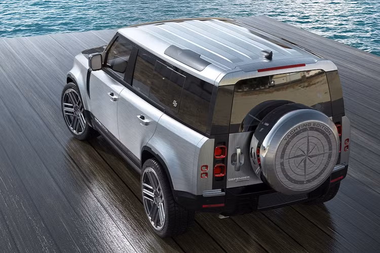 Bản nâng cấp Defender Yachting đặc biệt này được phát triển dựa trên phiên bản Defender 110 First Edition. Thiết kế bên ngoài gần như được giữ nguyên, sự thay đổi đáng chú ý nhất là lớp sơn bạc nhám lạ mắt. Đây cũng là màu sơn từng được Carlex sử dụng cho biến thể nâng cấp kiểu du thuyền của Mercedes-AMG G 63 - đối thủ của Land Rover Defender.