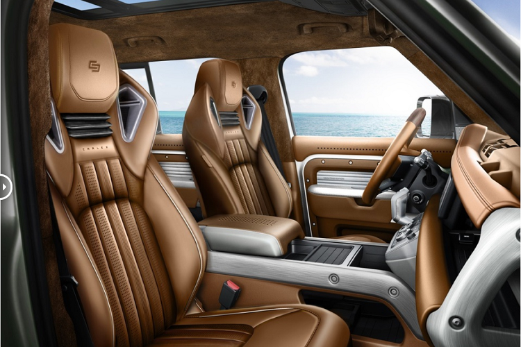 Ghế ngồi phía trước trên Land Rover Defender Defender Yachting to hơn và có tựa lưng nối liền vào tựa đầu. Carlex cung cấp cho khách hàng 2 tùy chọn màu nội thất là trắng hoặc nâu.