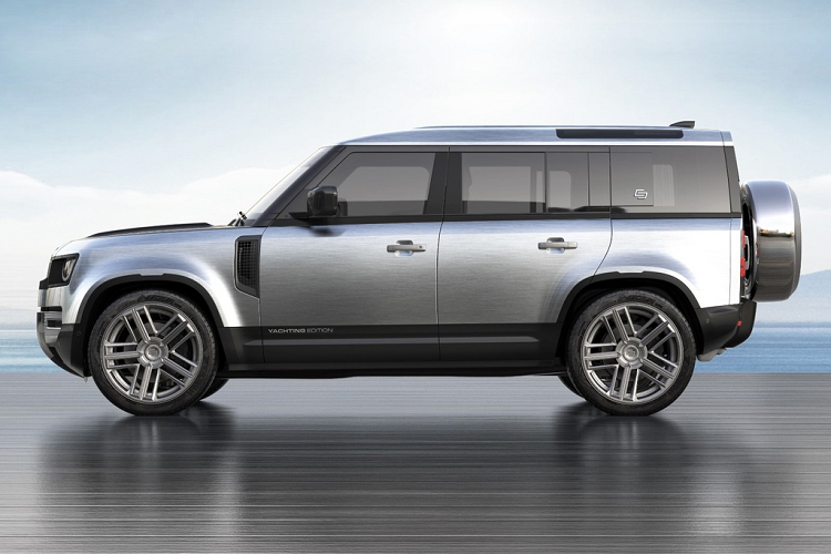 Các điểm nhấn ở phiên bản đặc biệt của Defender có thể kể đến như tên model ốp bên hông cửa, tên hãng thiết kế ở cửa kính, bộ mâm hợp kim đa chấu, ốp lốp dự phòng trang trí hình la bàn...