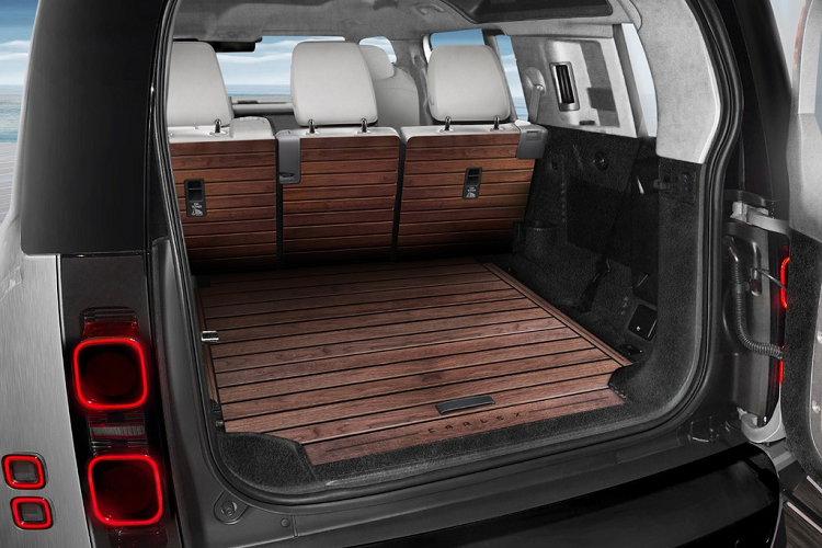 Phần cốp sau và mặt lưng của hàng ghế thứ 2 cũng được ốp gỗ theo đúng phong cách du thuyền. Dung tích tiêu chuẩn của khoang hành lý này lên đến 1.075 lít và có thể mở rộng thêm khi cần thiết.