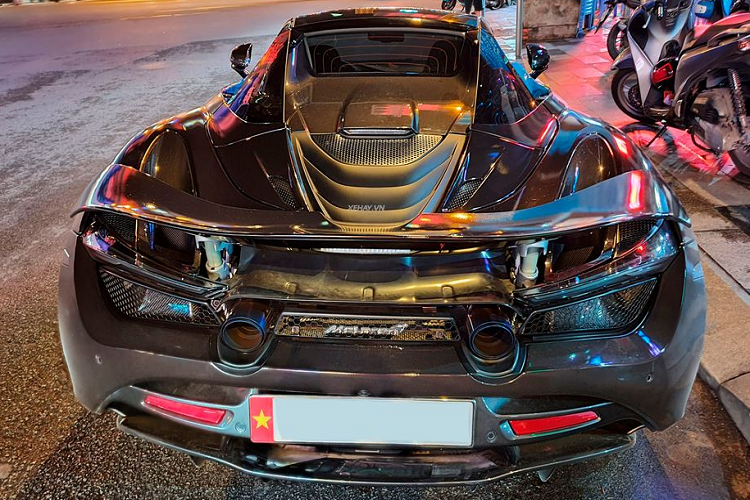 Đối với biến thể Spider, thực tế, đây là phiên bản mui trần của McLaren 720S Coupe. Vì vậy, những khác biệt lớn nhất trong thiết kế của 720S Spider và Coupe chính là phần mui cứng có thể thu vào, các cửa sổ sau chỉnh điện và các cột trụ mới. McLaren 720S Spider được xây dựng trên cấu trúc khung sợi carbon Monocage II-S - phát triển từ Monocage II của người anh em coupe. Hệ thống khí động học dưới gầm xe cũng đã được sửa đổi để đảm bảo nó tương thích với phần thân sau mới và cánh gió đuôi chủ động thể thao (có thiết lập chuyển động khác với chiếc coupe).