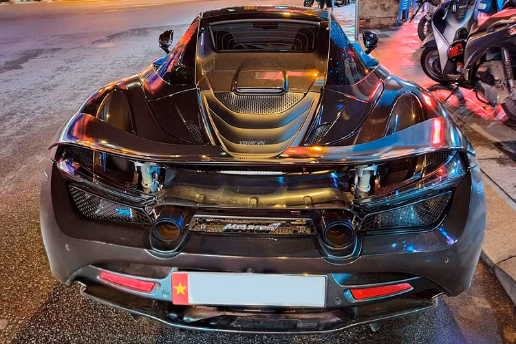 Đối với biến thể Spider, thực tế, đây là phiên bản mui trần của McLaren 720S Coupe. Vì vậy, những khác biệt lớn nhất trong thiết kế của 720S Spider và Coupe chính là phần mui cứng có thể thu vào, các cửa sổ sau chỉnh điện và các cột trụ mới. McLaren 720S Spider được xây dựng trên cấu trúc khung sợi carbon Monocage II-S - phát triển từ Monocage II của người anh em coupe. Hệ thống khí động học dưới gầm xe cũng đã được sửa đổi để đảm bảo nó tương thích với phần thân sau mới và cánh gió đuôi chủ động thể thao (có thiết lập chuyển động khác với chiếc coupe).