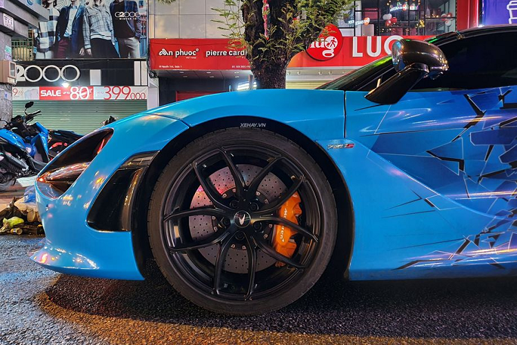 Với lần trở lại này, siêu phẩm McLaren 720S Spider đã được chủ nhân đổi sang màu sơn xanh dương trẻ trung và ở khu vực thân xe còn điểm xuyết các chi tiết hình khối tạo sự kết nối giữa màu sơn xanh ở phần đầu và màu sơn đen ở phần đuôi xe. Đây có thể đánh giá là một cách phối màu rất thông minh và khiến chiếc xe vốn đã "nổi bần bật" nay càng trở nên ấn tượng hơn.