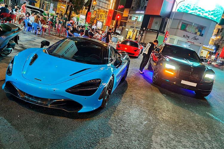 Phần mui cứng có thể thu vào bao gồm tấm nóc sợi carbon một mảnh tiêu chuẩn với cơ chế gập điện nâng/hạ chỉ trong 11 giây, nhanh hơn 6 giây so với đàn em 650 Spider. Đặc biệt, phần mui này có thể hoạt động ở tốc độ lên tới 50 km/h, hơn hẳn 650 Spider (phạm vi 30 km/h) và cũng hoạt động êm ái gấp đôi so với Super Series mui trần thế hệ đầu tiên.