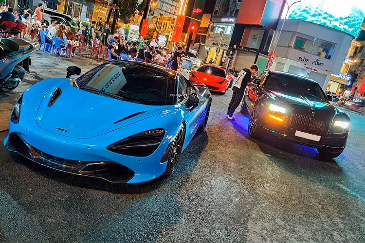 Phần mui cứng có thể thu vào bao gồm tấm nóc sợi carbon một mảnh tiêu chuẩn với cơ chế gập điện nâng/hạ chỉ trong 11 giây, nhanh hơn 6 giây so với đàn em 650 Spider. Đặc biệt, phần mui này có thể hoạt động ở tốc độ lên tới 50 km/h, hơn hẳn 650 Spider (phạm vi 30 km/h) và cũng hoạt động êm ái gấp đôi so với Super Series mui trần thế hệ đầu tiên.