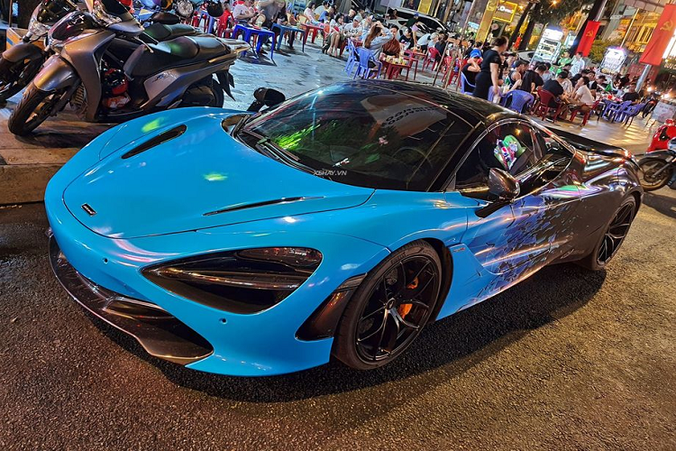 720S Spider vẫn nhẹ hơn 88kg so với đối thủ Ferrari 488 Spider. Xe sở hữu khối động cơ xăng tăng áp kép V8 4.0 lít sản sinh công suất 710 mã lực và 769Nm mô-men xoắn cực đại, đi kèm là hộp số tự động tuần tự 7 cấp giúp xe chỉ cần 2,9 giây để tăng tốc từ 0 - 100 km/h. Tốc độ tối đa của xe đạt 325 km/h. Giá xe McLaren 720S Spider tại Việt Nam không rõ là bao nhiêu, nhưng nhiều nguồn tin cho rằng siêu xe mui trần này được nhập khẩu tư nhân khoảng 1 triệu USD (khoảng hơn 23 tỷ đồng).