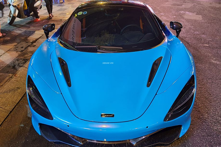 Theo tìm hiểu, chiếc McLaren 720S Spider này thuộc phiên bản Performance được trang bị khá nhiều chi tiết được làm bằng vật liệu sợi carbon như cản trước, hốc đèn pha, gương chiếu hậu, nắp khoang động cơ, hốc hút gió và cản sau... Ngoài ra, siêu xe Anh Quốc còn gây ấn tượng với bộ la-zăng 5 chấu kép sơn đen mờ càng làm tăng tính thể thao và sức hút của 720S Spider, đi kèm là kẹp phanh màu cam tương phản nổi bật trên nền đen toàn bộ. Xe cũng đã được chủ nhân nâng cấp lên hệ thống ống xả từ Ryft.