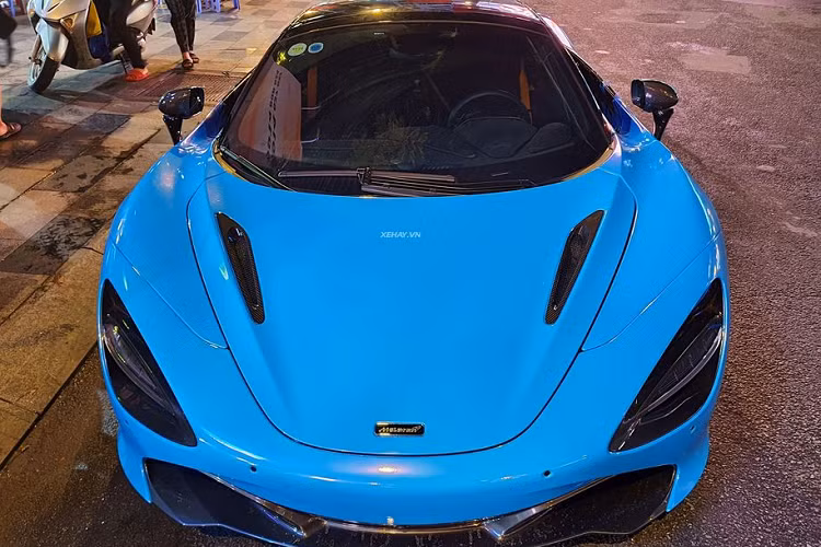 Theo tìm hiểu, chiếc McLaren 720S Spider này thuộc phiên bản Performance được trang bị khá nhiều chi tiết được làm bằng vật liệu sợi carbon như cản trước, hốc đèn pha, gương chiếu hậu, nắp khoang động cơ, hốc hút gió và cản sau... Ngoài ra, siêu xe Anh Quốc còn gây ấn tượng với bộ la-zăng 5 chấu kép sơn đen mờ càng làm tăng tính thể thao và sức hút của 720S Spider, đi kèm là kẹp phanh màu cam tương phản nổi bật trên nền đen toàn bộ. Xe cũng đã được chủ nhân nâng cấp lên hệ thống ống xả từ Ryft.