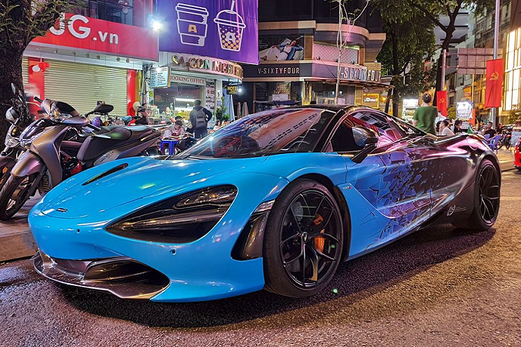 Như đã đưa tin trước đó, siêu xe McLaren 720S Spider trong bài viết là chiếc 720S phiên bản mui trần thứ 5 tại Việt Nam. Chiếc xe này hiện thuộc sở hữu của một đại gia ở TP. HCM. Trước đó, chiếc xe mang nước sơn ngoại thất màu đen với tên gọi Borealis huyền bí.