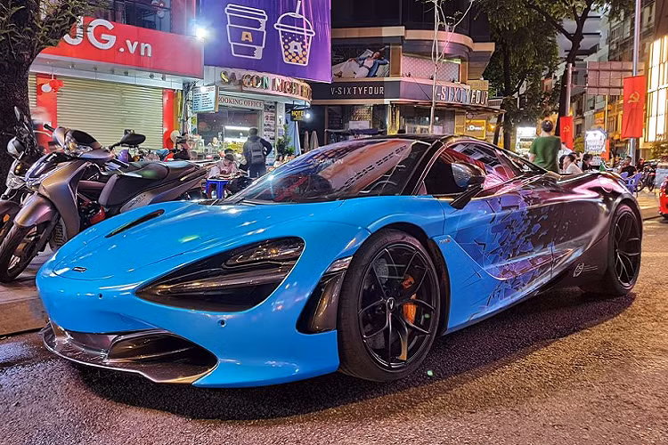 Như đã đưa tin trước đó, siêu xe McLaren 720S Spider trong bài viết là chiếc 720S phiên bản mui trần thứ 5 tại Việt Nam. Chiếc xe này hiện thuộc sở hữu của một đại gia ở TP. HCM. Trước đó, chiếc xe mang nước sơn ngoại thất màu đen với tên gọi Borealis huyền bí.