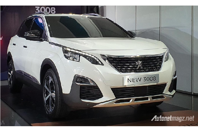 Bên trong Peugeot 5008 Allure Plus và 3008 Allure Plus 2020, bảng đồng hồ kỹ thuật số hiện đại có tên i-Cockpit vẫn xuất hiện. Tuy nhiên, bản Allure Plus chỉ được trang bị ghế bọc da thay vì phối da và vải bò như GT Line. Ngoài ra, bản Allure Plus còn bị cắt nước hoa trong ngăn đựng găng tay, tính năng sưởi ghế trước, camera 360 độ và hỗ trợ đỗ xe. Thay vào đó, xe chỉ còn camera 180 độ nằm ở phía sau.