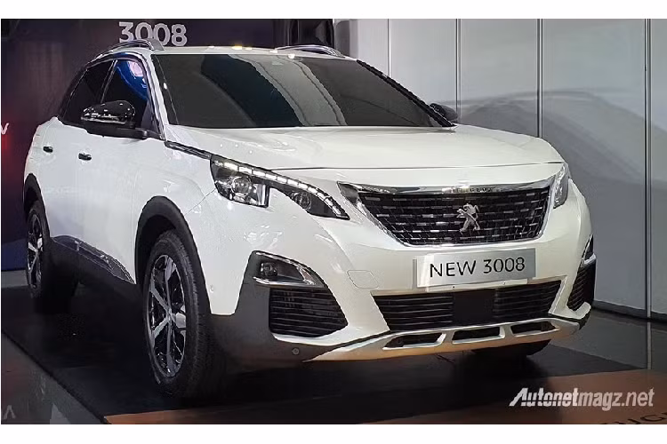 Bên trong Peugeot 5008 Allure Plus và 3008 Allure Plus 2020, bảng đồng hồ kỹ thuật số hiện đại có tên i-Cockpit vẫn xuất hiện. Tuy nhiên, bản Allure Plus chỉ được trang bị ghế bọc da thay vì phối da và vải bò như GT Line. Ngoài ra, bản Allure Plus còn bị cắt nước hoa trong ngăn đựng găng tay, tính năng sưởi ghế trước, camera 360 độ và hỗ trợ đỗ xe. Thay vào đó, xe chỉ còn camera 180 độ nằm ở phía sau.