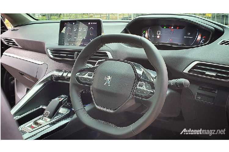 Dù rẻ hơn nhưng bên ngoài, phiên bản Allure Plus trông vẫn cuốn hút không kém GT Line. Sự khác biệt lớn nhất của bản Allure Plus so với GT Line chính là sơn ngoại thất. Theo đó, Peugeot 5008 Allure Plus và 3008 Allure Plus không được sơn phối 2 tông màu như bản GT Line. Ngoài ra, bản Allure Plus còn đi kèm tay nắm cửa màu đen khác với GT Line.