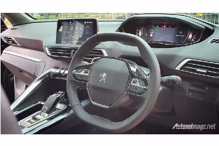 Dù rẻ hơn nhưng bên ngoài, phiên bản Allure Plus trông vẫn cuốn hút không kém GT Line. Sự khác biệt lớn nhất của bản Allure Plus so với GT Line chính là sơn ngoại thất. Theo đó, Peugeot 5008 Allure Plus và 3008 Allure Plus không được sơn phối 2 tông màu như bản GT Line. Ngoài ra, bản Allure Plus còn đi kèm tay nắm cửa màu đen khác với GT Line.