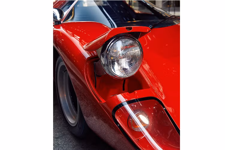 Như các thông tin đến từ McLaren, cabin của M6GT rất kín và có bệ cửa rộng lớn được tính gấp đôi bình xăng. Trên những chiếc McLaren hiện đại, xe được trang bị hệ thống treo có thể được điều chỉnh một cách dễ dàng nhằm tạo thuận lợi hơn cho người lái, khác biệt hơn hẳn so với những chiếc McLaren trong quá khứ.