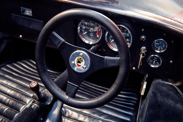 McLaren M6GT hàng hiếm được trang bị động cơ V8 5,7 lít có sức sản sinh tới 400 mã lực và được trang bị hộp số tay. Quay trở lại năm 1969, chiếc xe có khả năng tăng tốc từ 0-160km/h chỉ trong 8 giây và có thể đạt tốc độ tối đa lên tới 265km/h.