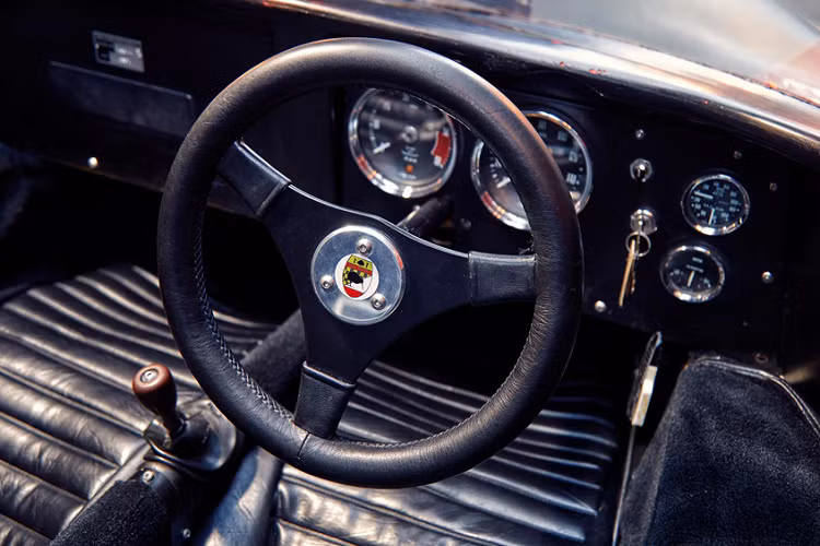 McLaren M6GT hàng hiếm được trang bị động cơ V8 5,7 lít có sức sản sinh tới 400 mã lực và được trang bị hộp số tay. Quay trở lại năm 1969, chiếc xe có khả năng tăng tốc từ 0-160km/h chỉ trong 8 giây và có thể đạt tốc độ tối đa lên tới 265km/h.