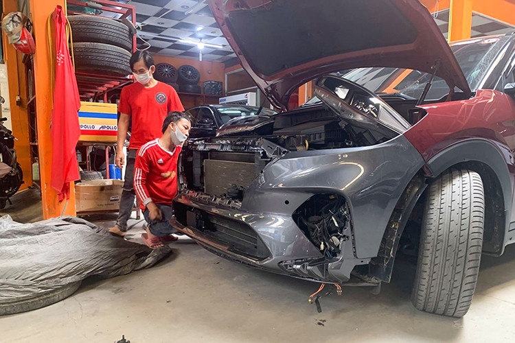 Về cơ bản, chiếc Hyundai Tucson độ N-Line này đã được sửa đổi mạnh mẽ ở phần đầu. Bao gồm thay mới các linh kiện phụ tùng chính hãng như cụm lưới tản nhiệt mạ crôm màu tối, toàn bộ phần cản trước được tích hợp ốp giả hốc gió tích hợp đèn LED định vị,..