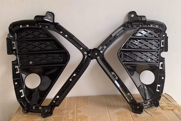 Đáng chú ý, những phụ tùng này được lùng mua ở châu Âu bao gồm nhiều món khác nhau, sau đó về Việt Nam lắp ráp lại. Sở dĩ không thể tìm mua các món đồ độ Hyundai Tucson N-Line tại quê nhà Hàn Quốc vì phiên bản Tucson này chỉ bán dành riêng cho thị trường châu Âu.