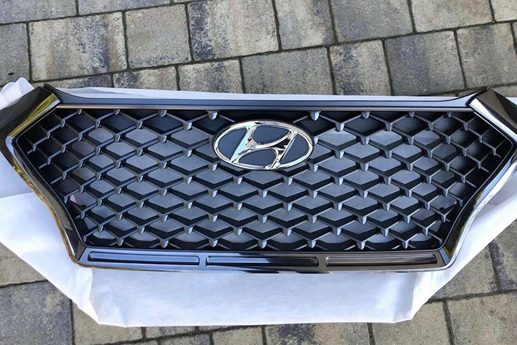 Ngoài ra, việc đắp bằng các vật liệu nhựa sau đó được mang sơn lại để “ton sur ton” với màu sơn ngoại thất. Anh chia sẻ, toàn bộ chi phí để nâng cấp đầu xe phong cách N-Line cho Hyundai Tucson rơi vào khoảng 80 triệu đồng.