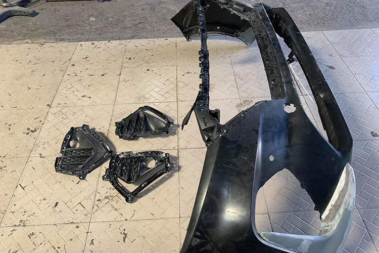 Theo chia sẻ từ anh Nguyễn Khắc Trung - người thi công chiếc Tucson này cùng với Anh Dũng Carwash cho biết, để hoàn thiện, một số chi tiết đòi hỏi phải được chế tác hoàn toàn bằng tay bao gồm cả việc “mổ xẻ”.