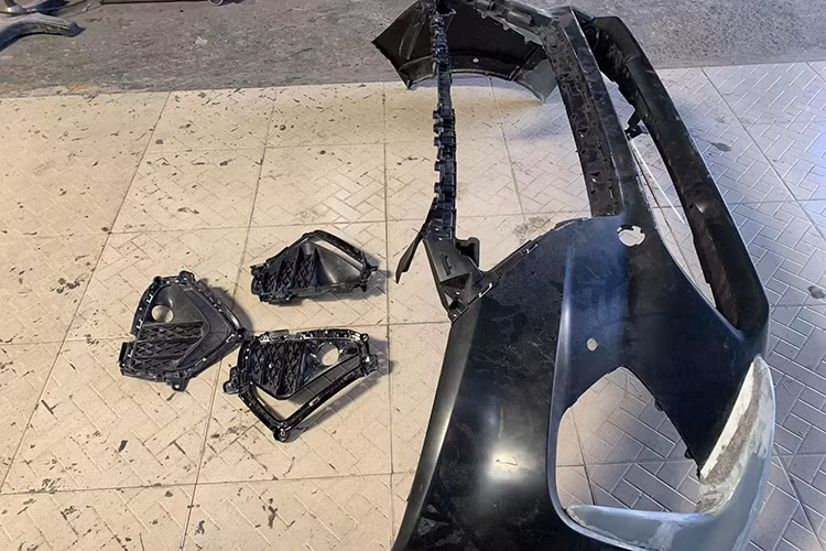 Theo chia sẻ từ anh Nguyễn Khắc Trung - người thi công chiếc Tucson này cùng với Anh Dũng Carwash cho biết, để hoàn thiện, một số chi tiết đòi hỏi phải được chế tác hoàn toàn bằng tay bao gồm cả việc “mổ xẻ”.