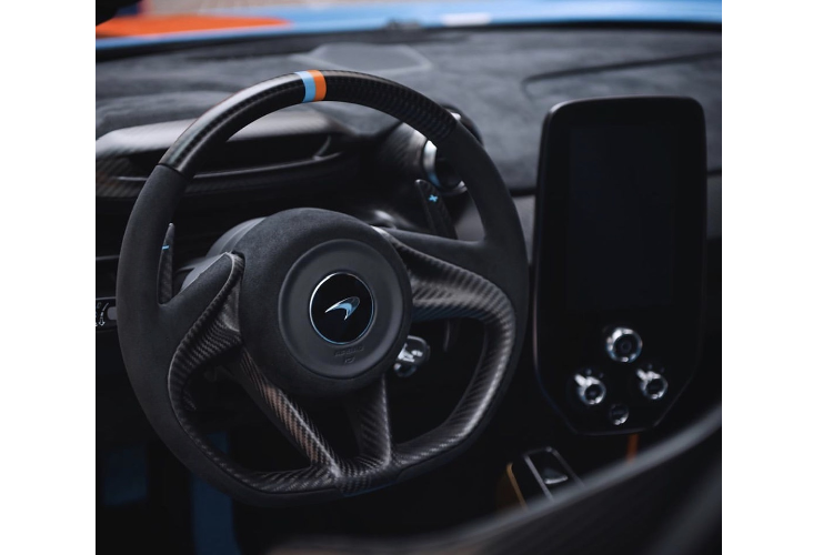 Bước vào khoang lái, Mclaren Senna lại một lần nữa khiến người ta bất ngờ về thiết kế của nó. Không phải vì nó lại “xấu” như ngoại hình mà vì nó quá tối giản. Những trang bị cần thiết đều đã được lắp đặt, chỉ có một loại ghế ngồi là ghế đua sợi carbon, cố định với những miếng đệm nhỏ. Khoang nội thất của chiếc xe này nổi bật với các chi tiết bằng carbon và ghế bằng chất liệu da Alcantara màu xanh chủ đạo.