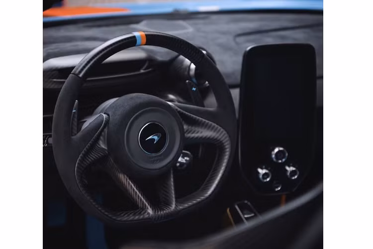 Bước vào khoang lái, Mclaren Senna lại một lần nữa khiến người ta bất ngờ về thiết kế của nó. Không phải vì nó lại “xấu” như ngoại hình mà vì nó quá tối giản. Những trang bị cần thiết đều đã được lắp đặt, chỉ có một loại ghế ngồi là ghế đua sợi carbon, cố định với những miếng đệm nhỏ. Khoang nội thất của chiếc xe này nổi bật với các chi tiết bằng carbon và ghế bằng chất liệu da Alcantara màu xanh chủ đạo.