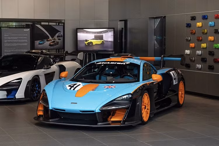 Khi những chiếc siêu xe McLaren Senna LM dần được bàn giao, giới mê xe lại ngày càng có cơ hội được chiêm ngưỡng những phiên bản cá nhân hóa độc đáo bên cạnh màu sắc gốc Papaya Spark. Một trong số đó chính là McLaren Senna LM với màu áo Gulf Livery nổi tiếng thế giới.