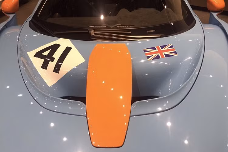 Hai bên thân xe còn là bảng số đánh theo sở thích của chủ nhân cùng dòng chữ “Powered by McLaren” – khác với chiếc F1 GTR LT ngày xưa với dòng chữ “Powered by BMW”. Xe còn được trang bị bộ mâm đa chấu màu cam giống với chiếc xe đua huyền thoại ngày xưa.