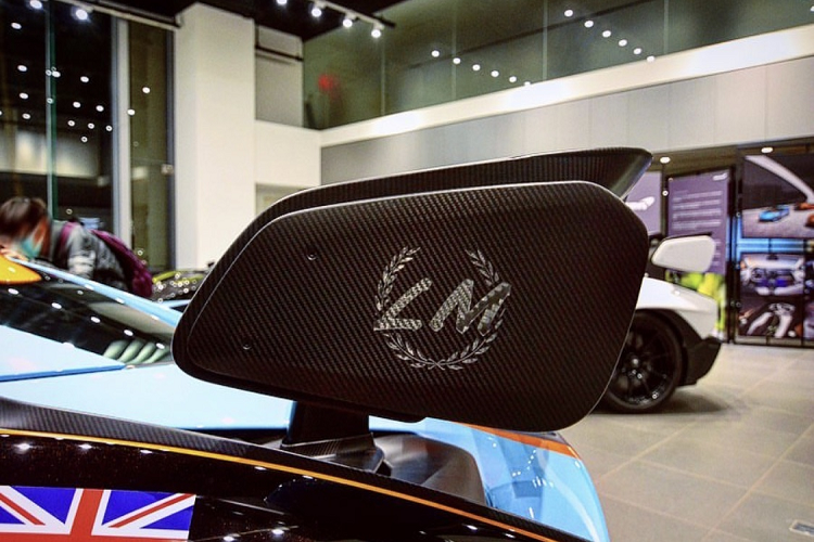 McLaren Senna LM Gulf Livery được trang bị lớp áo lấy cảm hứng từ những chiếc McLaren F1 GTR Longtail Gulf bởi ba tông màu chủ đạo đen – xanh – cam và được thực hiện bởi bộ phận cá nhân hóa MSO. Thân xe được mang màu đen, kết hợp với phần mui xe màu xanh baby blue đặc trưng của màu áo Gulf. Hai gam màu này được ngăn cách bằng đường vạch kẻ màu cam chạy dọc phần thân xe. Thêm vào đó chính là các chi tiết màu cam như gương xe, các chi tiết trên capo, cánh gió.