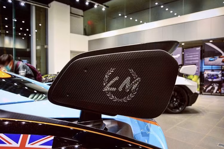 McLaren Senna LM Gulf Livery được trang bị lớp áo lấy cảm hứng từ những chiếc McLaren F1 GTR Longtail Gulf bởi ba tông màu chủ đạo đen – xanh – cam và được thực hiện bởi bộ phận cá nhân hóa MSO. Thân xe được mang màu đen, kết hợp với phần mui xe màu xanh baby blue đặc trưng của màu áo Gulf. Hai gam màu này được ngăn cách bằng đường vạch kẻ màu cam chạy dọc phần thân xe. Thêm vào đó chính là các chi tiết màu cam như gương xe, các chi tiết trên capo, cánh gió.