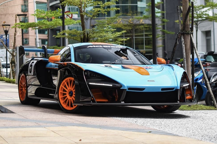 Về bản chất, McLaren Senna LM mới vẫn là một chiếc Senna GTR nên chiếc xe sẽ vẫn sở hữu sức mạnh 814 mã lực, mô-men xoắn cực đại 800 Nm đến từ động cơ V8 tăng áp kép, dung tích 4.0 lít như trên Senna tiêu chuẩn. Để có thêm 25 mã lực, các kỹ sư của Mclaren tại Working, Anh Quốc đã phải dùng thêm chất xúc tác cho động cơ để giảm áp suất xả ngược và cũng hiệu chỉnh lại động cơ đôi chút. Nếu loại bỏ chất xúc tác này khỏi động cơ, chiếc xe sẽ sở hữu âm thanh ấn tượng hơn.