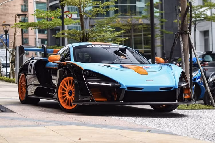Về bản chất, McLaren Senna LM mới vẫn là một chiếc Senna GTR nên chiếc xe sẽ vẫn sở hữu sức mạnh 814 mã lực, mô-men xoắn cực đại 800 Nm đến từ động cơ V8 tăng áp kép, dung tích 4.0 lít như trên Senna tiêu chuẩn. Để có thêm 25 mã lực, các kỹ sư của Mclaren tại Working, Anh Quốc đã phải dùng thêm chất xúc tác cho động cơ để giảm áp suất xả ngược và cũng hiệu chỉnh lại động cơ đôi chút. Nếu loại bỏ chất xúc tác này khỏi động cơ, chiếc xe sẽ sở hữu âm thanh ấn tượng hơn.