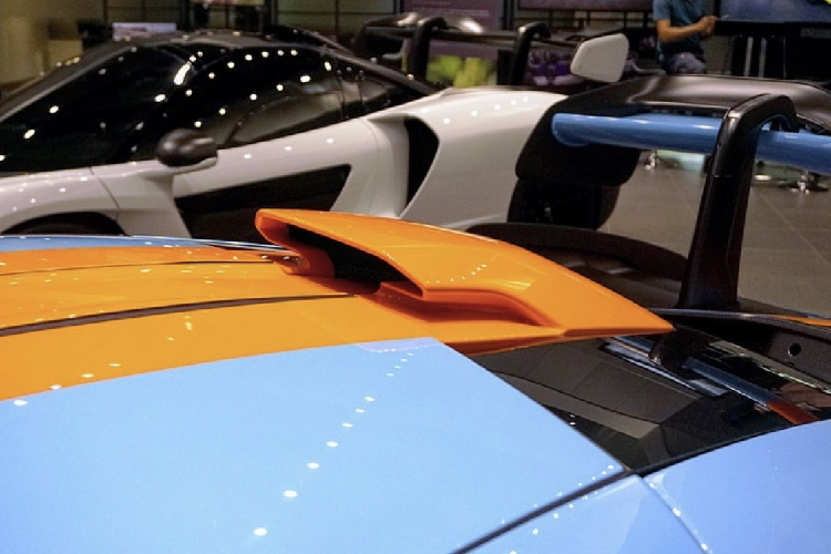 Trên Senna, Mclaren lần đầu sử dụng phong cách thiết kế dựa vào công năng. Nói đơn giản, từng chi tiết của chiếc siêu xe này đều sẽ phục vụ cho việc tối ưu hóa luồng không khí qua xe một cách triệt để, khiến chiếc xe có thể vận hành nhanh nhất trên đường đua. Với kiểu thiết kế này, Senna đã phải nhận không ít ý kiến trái chiều vì cho rằng nó quá rườm rà, tuy nhiên, chiếc xe lại thể hiện mình tốt hơn khi hiện đang là một trong những chiếc xe thương mại nhanh nhất tại các đường đua trên toàn thế giới.