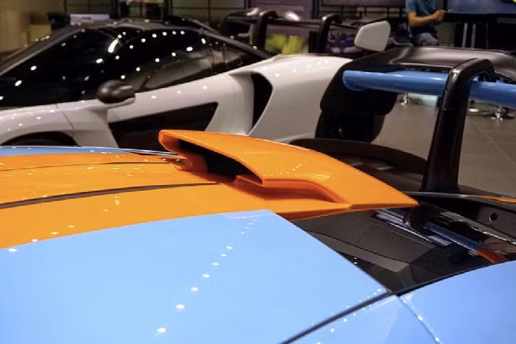 Trên Senna, Mclaren lần đầu sử dụng phong cách thiết kế dựa vào công năng. Nói đơn giản, từng chi tiết của chiếc siêu xe này đều sẽ phục vụ cho việc tối ưu hóa luồng không khí qua xe một cách triệt để, khiến chiếc xe có thể vận hành nhanh nhất trên đường đua. Với kiểu thiết kế này, Senna đã phải nhận không ít ý kiến trái chiều vì cho rằng nó quá rườm rà, tuy nhiên, chiếc xe lại thể hiện mình tốt hơn khi hiện đang là một trong những chiếc xe thương mại nhanh nhất tại các đường đua trên toàn thế giới.