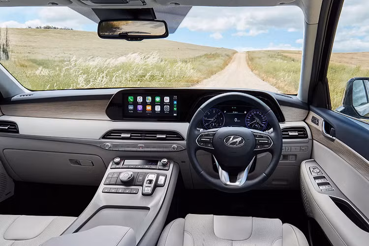 Riêng giá xe Hyundai Palisade Highlander cao cấp nhất sẽ có giá dao động từ 53.212 USD (1,23 tỷ đồng) đến 56.210 USD (1,3 tỷ đồng). Hyundai Palisade ra mắt cuối 2018. Đây là cái tên được hãng xe Hàn định vị để cạnh tranh với Kia Telluride, Ford Explorer, Toyota Highlander, Honda Pilot, Mazda CX-9.