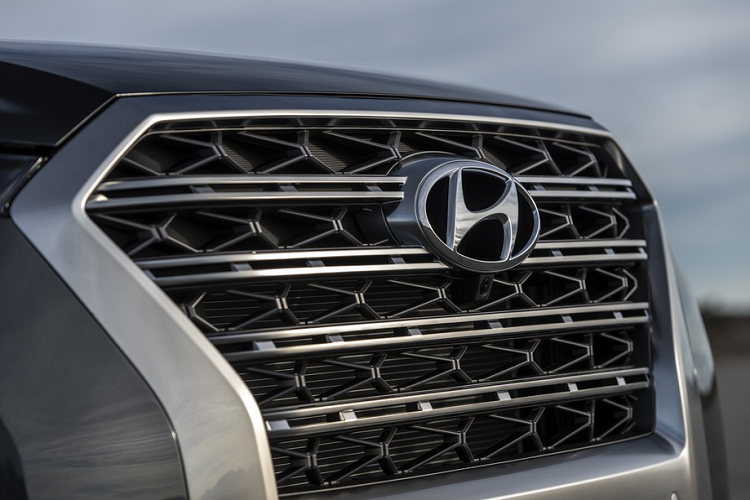 Trong khi đó, Palisade Highlander 2021 được trang bị tốt hơn với bộ mâm hợp kim 20 inch. Đèn trước sau sử dụng công nghệ LED, màn hình quan sát 360 độ, cửa cốp chỉnh điện, ghế da Nappa, lót trần bằng da lộn, màn hình hiển thị kính lái HUD, rèm cửa sau, chức năng sưởi và thông gió cho hàng ghế trước và hàng ghế thứ hai, cửa sổ trời, vô lăng sưởi, v.v.