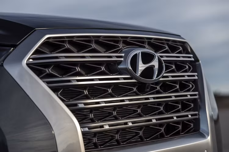 Trong khi đó, Palisade Highlander 2021 được trang bị tốt hơn với bộ mâm hợp kim 20 inch. Đèn trước sau sử dụng công nghệ LED, màn hình quan sát 360 độ, cửa cốp chỉnh điện, ghế da Nappa, lót trần bằng da lộn, màn hình hiển thị kính lái HUD, rèm cửa sau, chức năng sưởi và thông gió cho hàng ghế trước và hàng ghế thứ hai, cửa sổ trời, vô lăng sưởi, v.v.