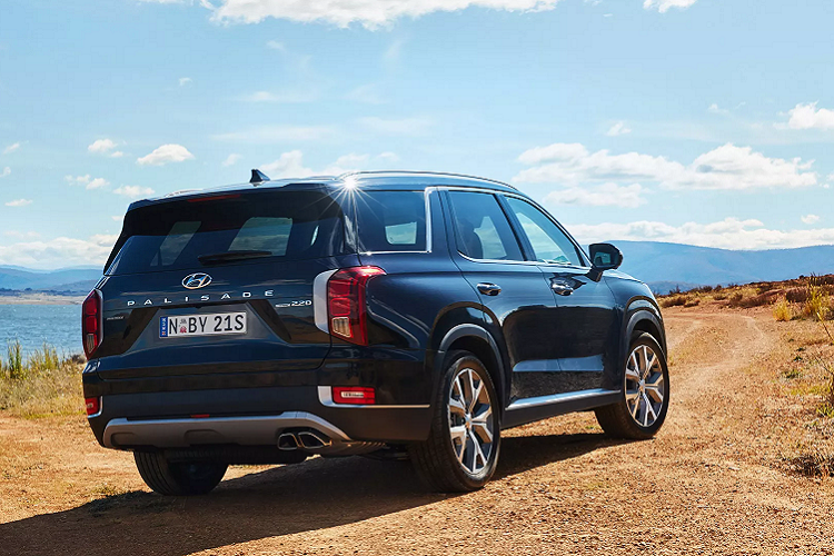 Palisade 2021 đang là mẫu SUV lớn nhất của Hyundai. Xe sở hữu kích thước dài 4.980 mm, rộng 1.976 mm, cao 1.750 mm và chiều dài cơ sở 2.900 mm. Palisade mang ngôn ngữ thiết kế mới của Hyundai với kiểu tạo hình các chi tiết to lớn, bề thế. Mặt trước là lưới tản nhiệt Cascading Grille cỡ lớn với viền mạ chrome cơ bắp. Đèn pha LED định vị ban ngày nằm phía trên cụm đèn pha chính tách biệt giống đàn em Santa Fe.