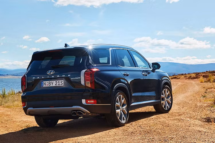 Palisade 2021 đang là mẫu SUV lớn nhất của Hyundai. Xe sở hữu kích thước dài 4.980 mm, rộng 1.976 mm, cao 1.750 mm và chiều dài cơ sở 2.900 mm. Palisade mang ngôn ngữ thiết kế mới của Hyundai với kiểu tạo hình các chi tiết to lớn, bề thế. Mặt trước là lưới tản nhiệt Cascading Grille cỡ lớn với viền mạ chrome cơ bắp. Đèn pha LED định vị ban ngày nằm phía trên cụm đèn pha chính tách biệt giống đàn em Santa Fe.