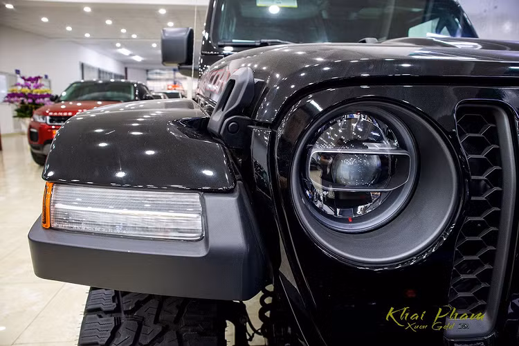 Mẫu xe bản tải Jeep Gladiator Rubicon mới có chiều dài tổng thể đến 5.181 mm nhờ phần thùng sau kéo dài đến 787 mm, khung gầm giống Wrangler nhưng thùng sau của xe tách biệt để tăng khả năng chuyên chở, rục cơ sở trên chiếc bán tải thương hiệu Mỹ dài đến 3.480 mm.