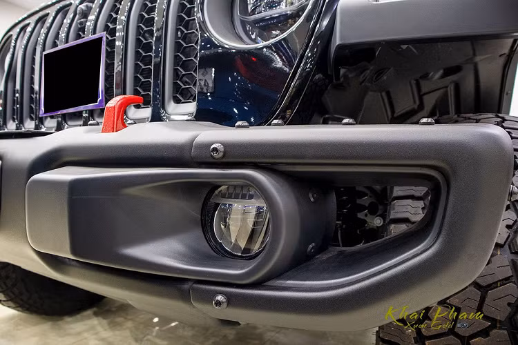 Jeep Gladiator Rubicon 2020 sử dụng cụm đèn pha đặc trưng hình tròn với công nghệ LED, những tính năng như bật/tắt tự động, điều chỉnh ánh sáng theo góc đánh lái cũng xuất hiện trên chiếc bán tải này. Đèn định vị của Jeep Gladiator tách biệt và được gắn ở vòm bánh xe mang đến nét riêng.