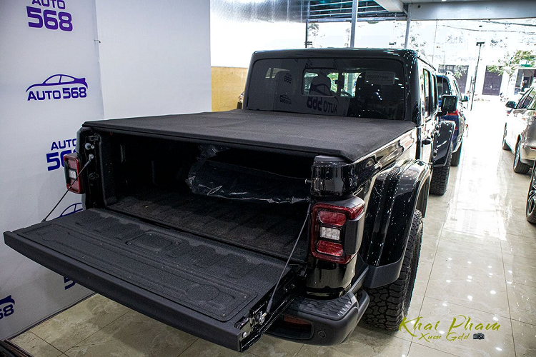 Xe sở hữu khối động cơ V6, dung tích 3.6L giúp xe cho công suất tối đa 285 mã lực và mô-men xoắn cực đại 352 Nm. Động cơ trên của chiếc bán tải này ghép nối với hộp số tự động 8 cấp và hệ dẫn động 2 cầu. Giá xe Jeep Gladiator Rubicon 2020 đang được địa lý tư nhân tại Hà Nội chào bán khoảng gần 4 tỷ đồng.