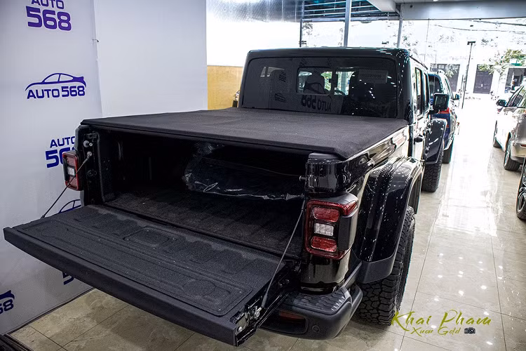 Xe sở hữu khối động cơ V6, dung tích 3.6L giúp xe cho công suất tối đa 285 mã lực và mô-men xoắn cực đại 352 Nm. Động cơ trên của chiếc bán tải này ghép nối với hộp số tự động 8 cấp và hệ dẫn động 2 cầu. Giá xe Jeep Gladiator Rubicon 2020 đang được địa lý tư nhân tại Hà Nội chào bán khoảng gần 4 tỷ đồng.